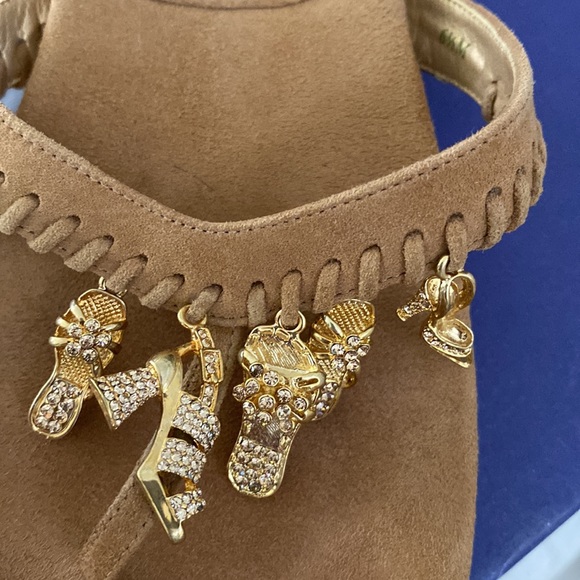 Stuart Weitzman cashew suede leather flip flops with gold shoe charms, 6.5 - Picture 2 of 11